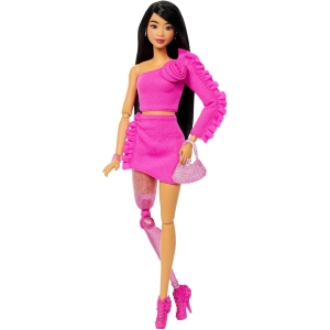 BARBIE - BAMBOLA DELUXE STYLE N.2, CON ABITO BARBIECORE, CAPELLI NERI E PROTESI ALLA GAMBA SCINTILLANTE
