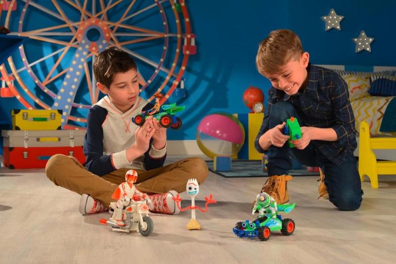 AUTO RADIOCOMANDATA TOY STORY BUGGY CON BUZZ LIGHTYEAR IN SCALA 1:24